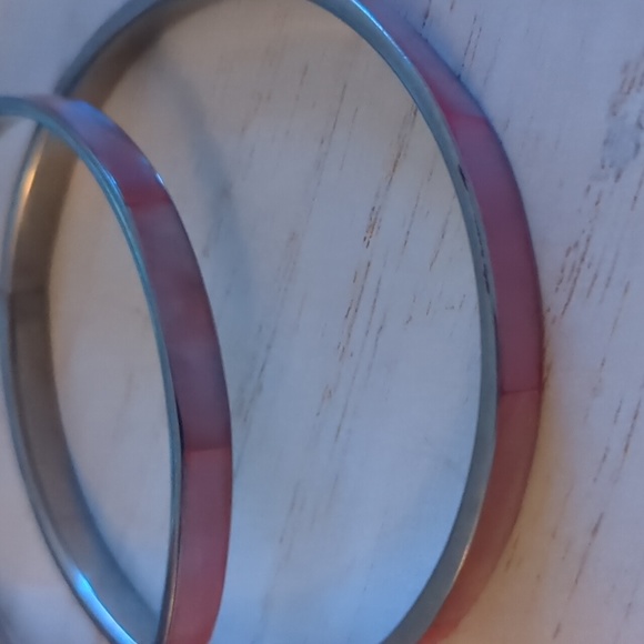 •Pink Mother-of-Pearl Bangle Bracelets - Picture 3 of 6